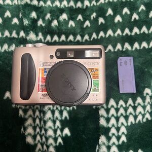 Sony Cyber-shot Digital Camera with Lens Cap /w memory stick (4MB)